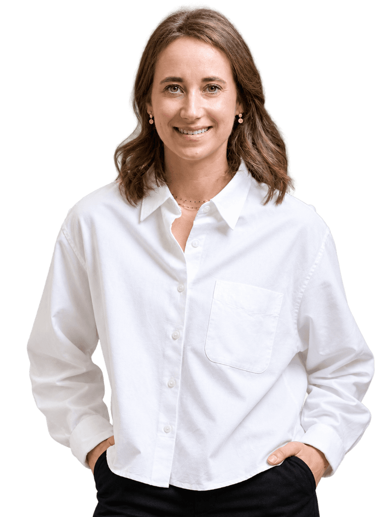 Oriane Hedin, fondatrice d’Orma Finance, souriante, en chemise blanche.